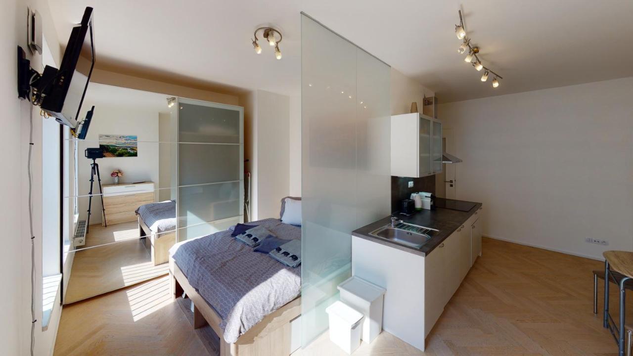 Appartamento Onsite Free Garage Parking, 10Min Centre By Bus Praga Esterno foto