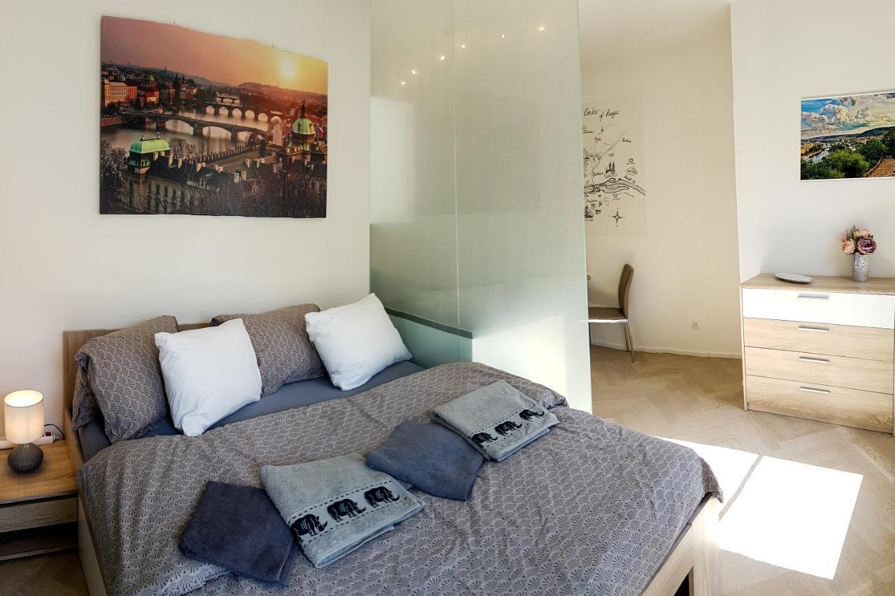 Appartamento Onsite Free Garage Parking, 10Min Centre By Bus Praga Esterno foto