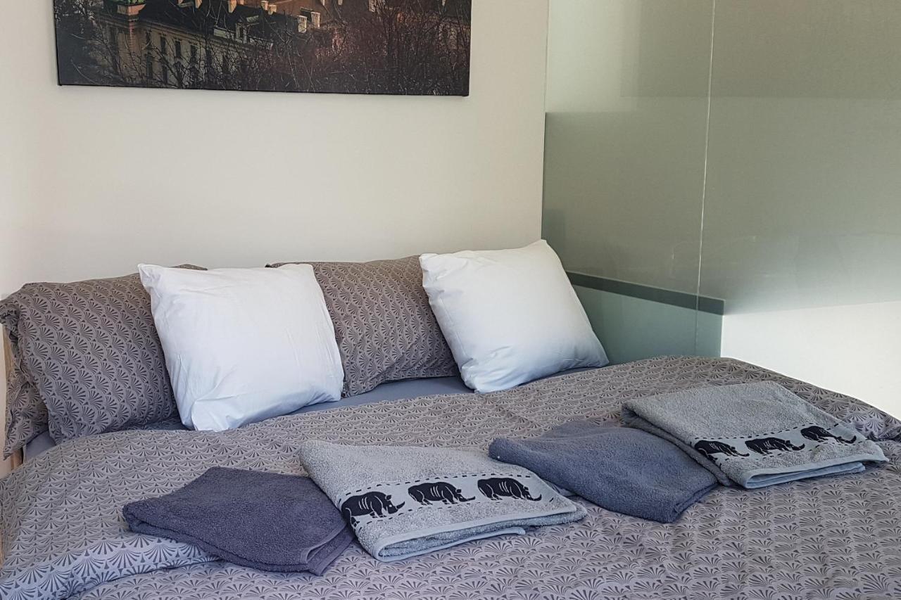 Appartamento Onsite Free Garage Parking, 10Min Centre By Bus Praga Esterno foto