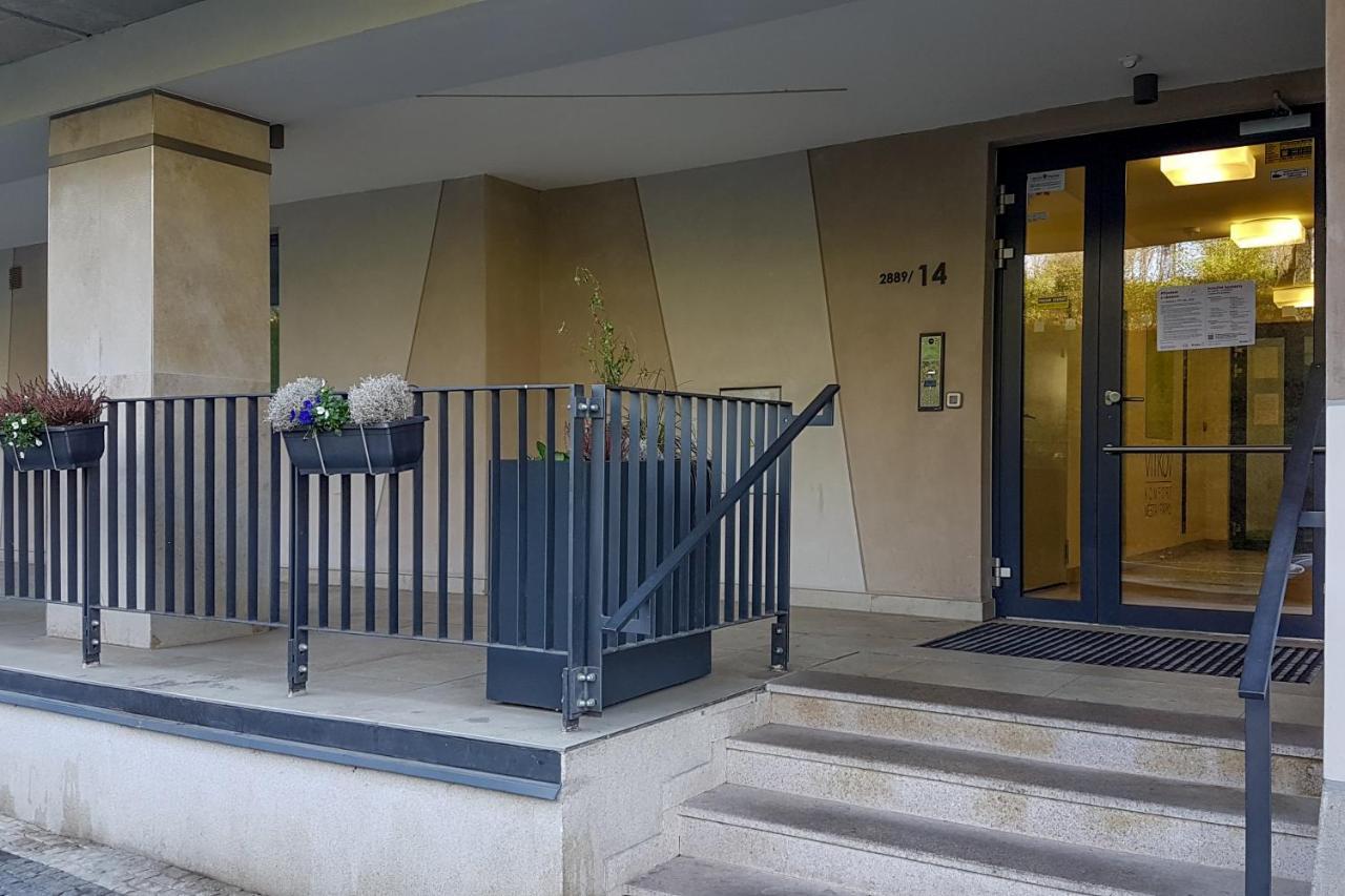 Appartamento Onsite Free Garage Parking, 10Min Centre By Bus Praga Esterno foto