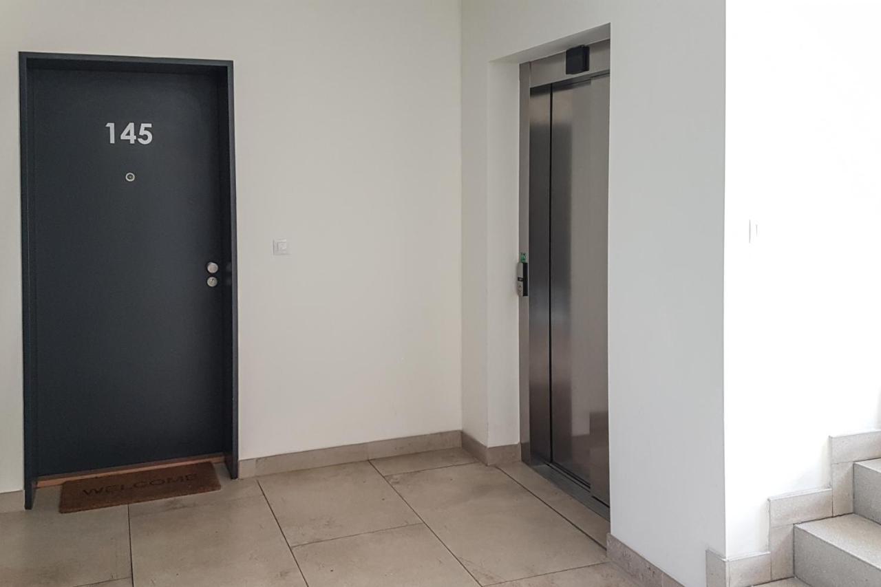 Appartamento Onsite Free Garage Parking, 10Min Centre By Bus Praga Esterno foto